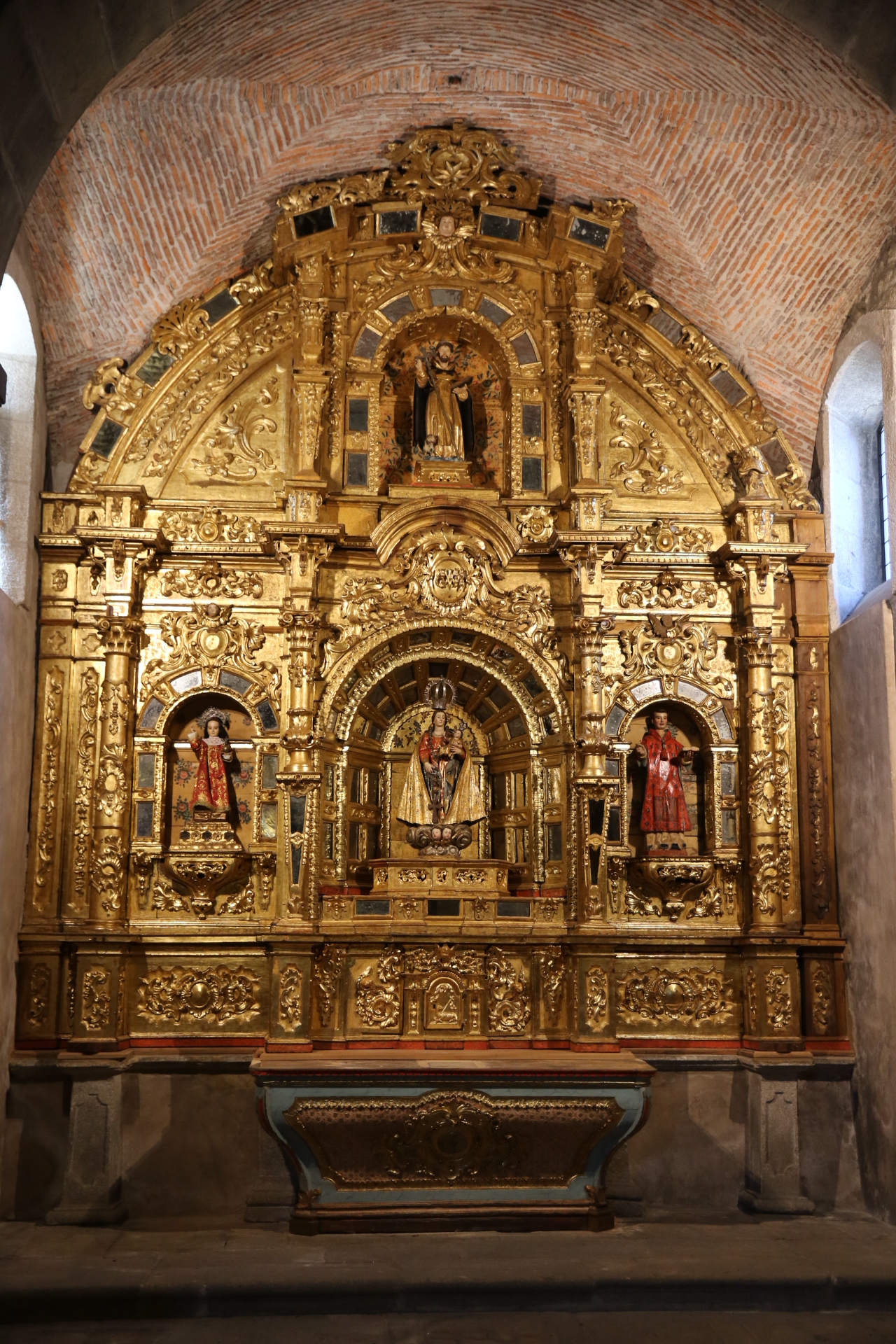 El retablo rococó de la iglesia de La Alberca ya luce restaurado | Mascyl