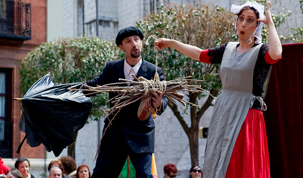 Un momento de la ruta teatralizada del Hereje, que todos los años ofrece Azar Teatro durante las fiestas de San Pedro Regalado.